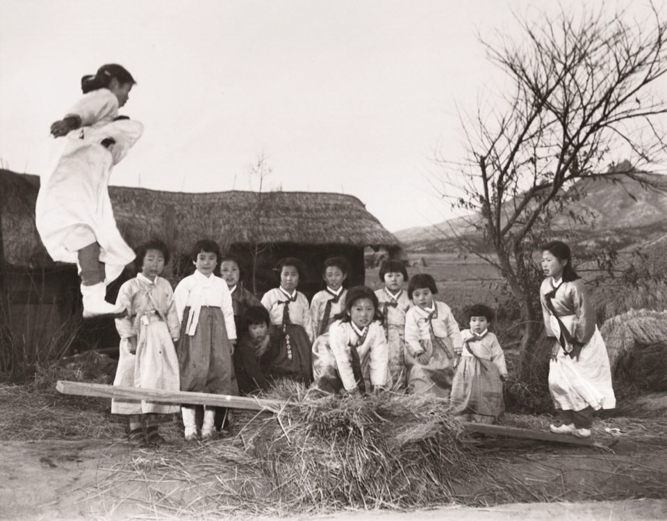 미국 워싱턴 근교 메릴랜드에 있는 국립문서기록관리청(National Archives and Records Administration/NARA) 사진자료실에 보관된 한국전쟁(KOREAN WAR) 사진 중 하나다. 사진 뒤에는 사진을 찍은 날짜와 장소가 영어로 적혀 있다. 한국전쟁이 한창이었지만 설빔을 곱게 차려입은 소녀들은 동네마당에서 널뛰기를 즐기고 있다. 1953년 2월 19일 촬영(사진 출처: NARA)