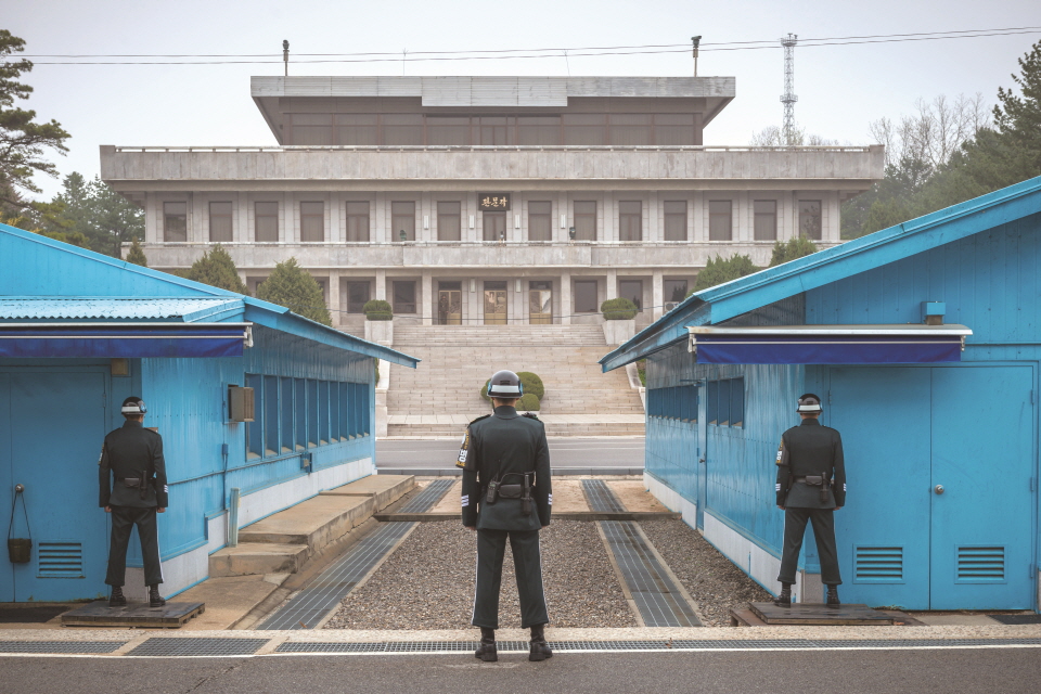 판문점 비무장지대에서 경비 중인 한국군