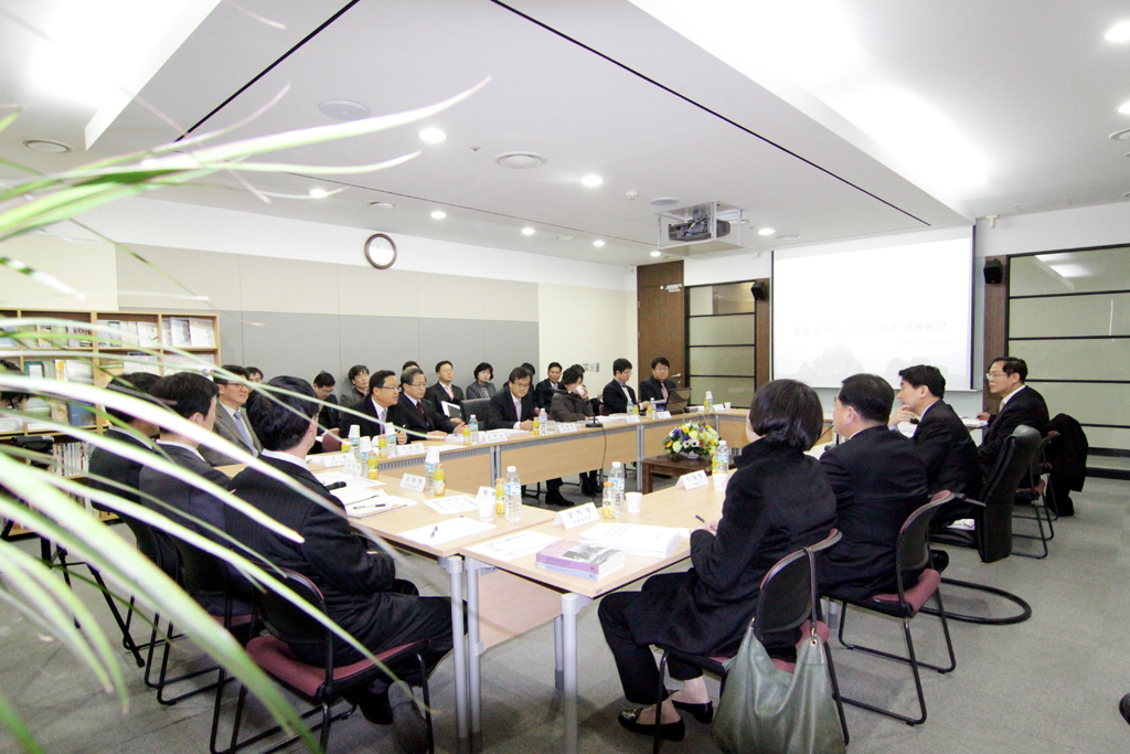 教育科学技术部部长李周浩访问本财团 (2011年 3月 8日)