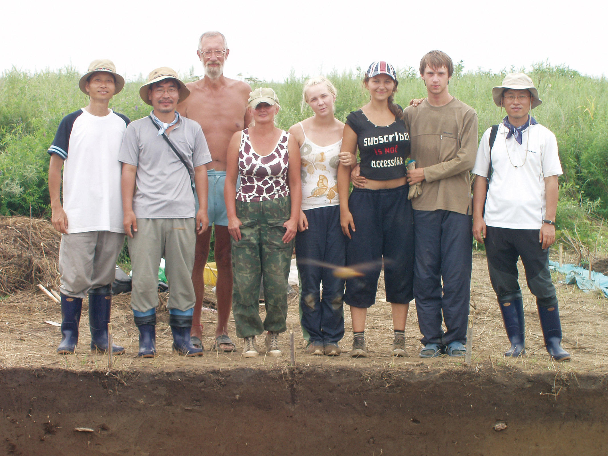 At the excavation site of Kraskino(Kraskino, Maritime Province, Russia, Aug, 15, 2006.)  (From left) Kim Eun-kook·Lim Sang-seon of NAHF, E.V.Shavkunov·N.V. Leshchenko of Russia, Russian student excavation team, Yun Jae-un of NAHF