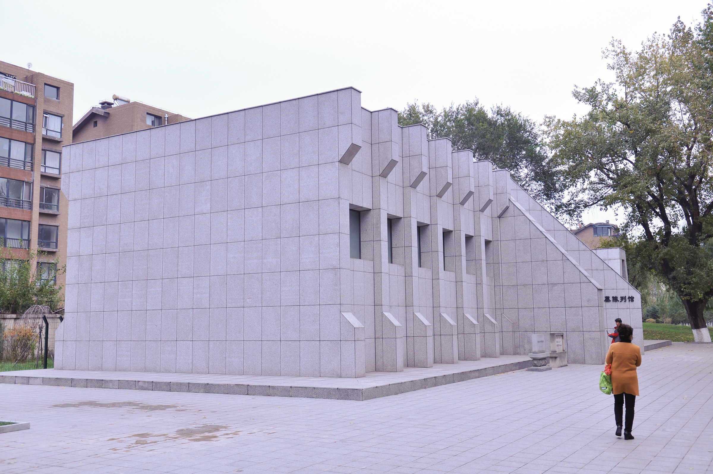 (left) Zhengjiawazi Bronze Short Sword Tomb Exhibition Hall, filmed in 2004 (right) The current appearance of the Exhibition Hall