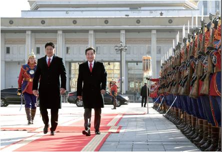 At the official welcoming ceremony at the government building in Ulaanbaatar, Mongolia, Prime Minister Ukhnaagiin Khurelsukh and former Prime Minister Lee Nak-yeon (2019. 3. 26) ⓒMinistry of Culture, Sports and Tourism