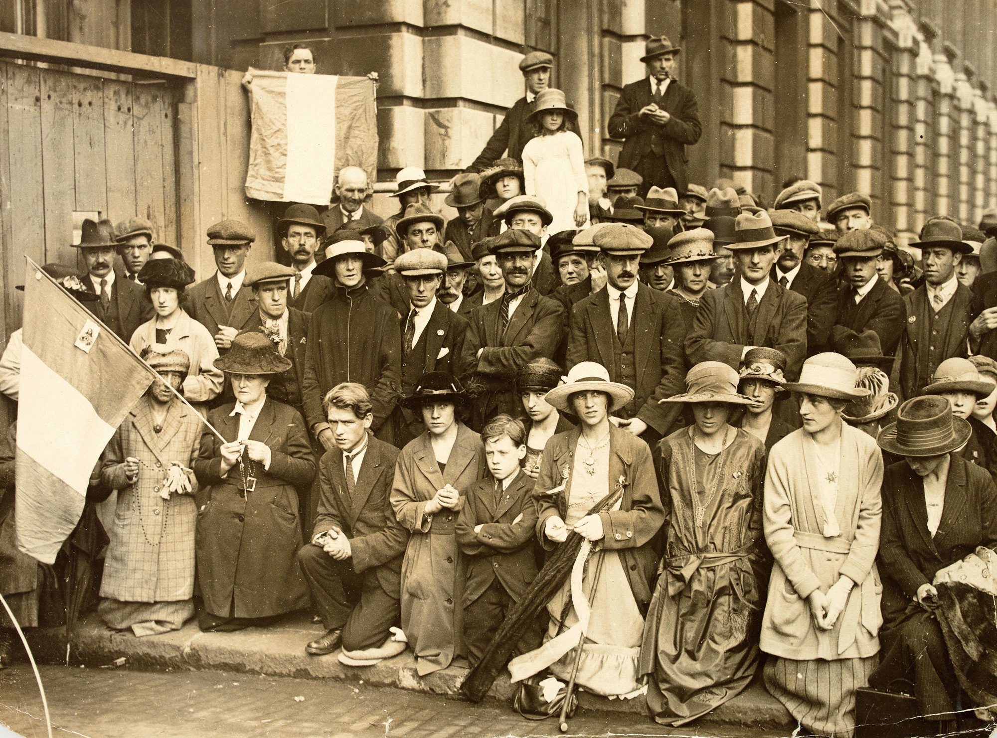 Image was taken July 1921 at a prayer vigil outside the Anglo-Irish Treaty negotiations which marked the end of the Anglo-Irish War. (Source : National Library of Ireland on The Commons)