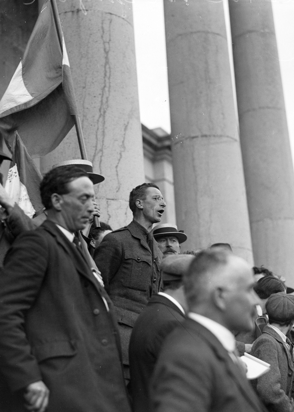 Eamon de Valera speaking to the crowd(In the middle of the picture) (Source : National Library of Ireland on The Commons)