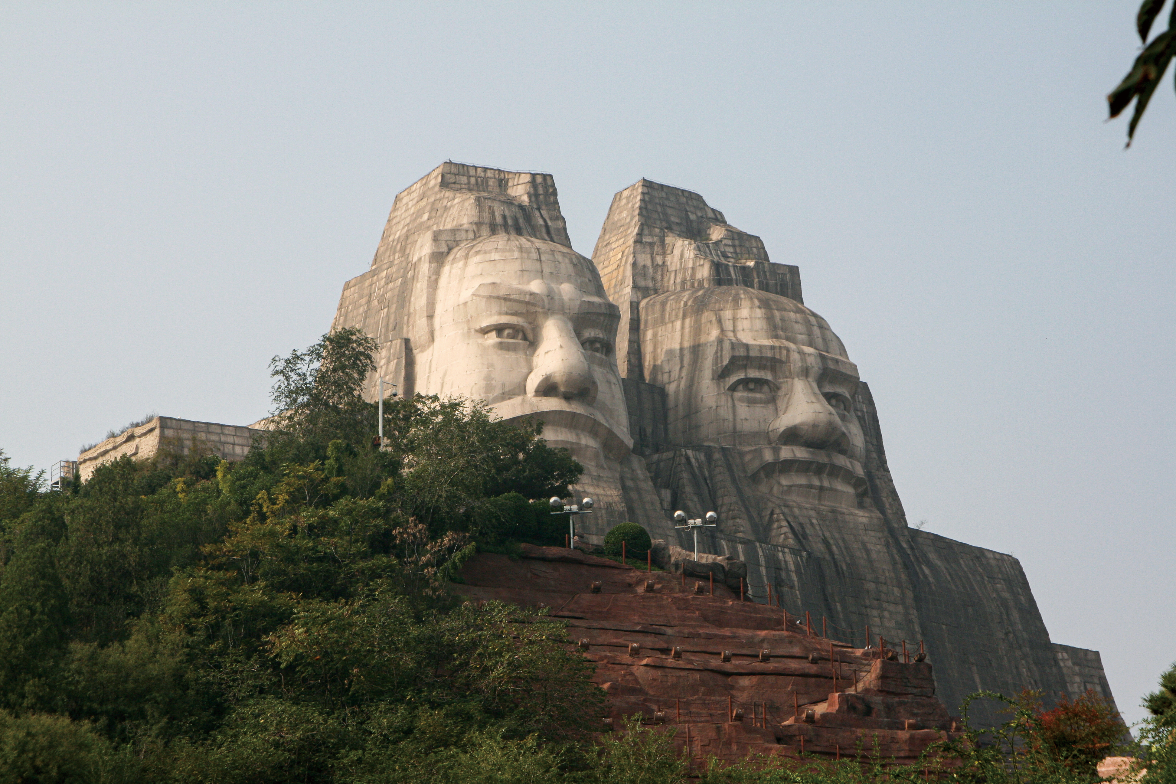 황하 변의 염제와 황제의 조상 (필자 촬영)