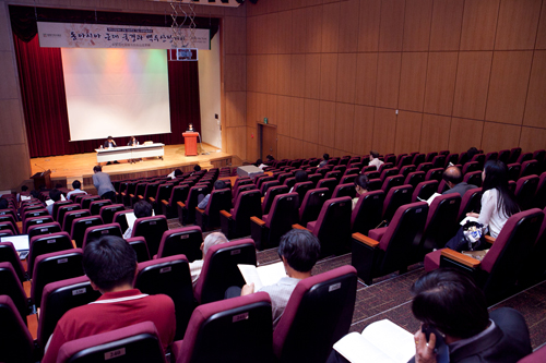 举行纪念百头山定界碑建立３００周年国际学术会议