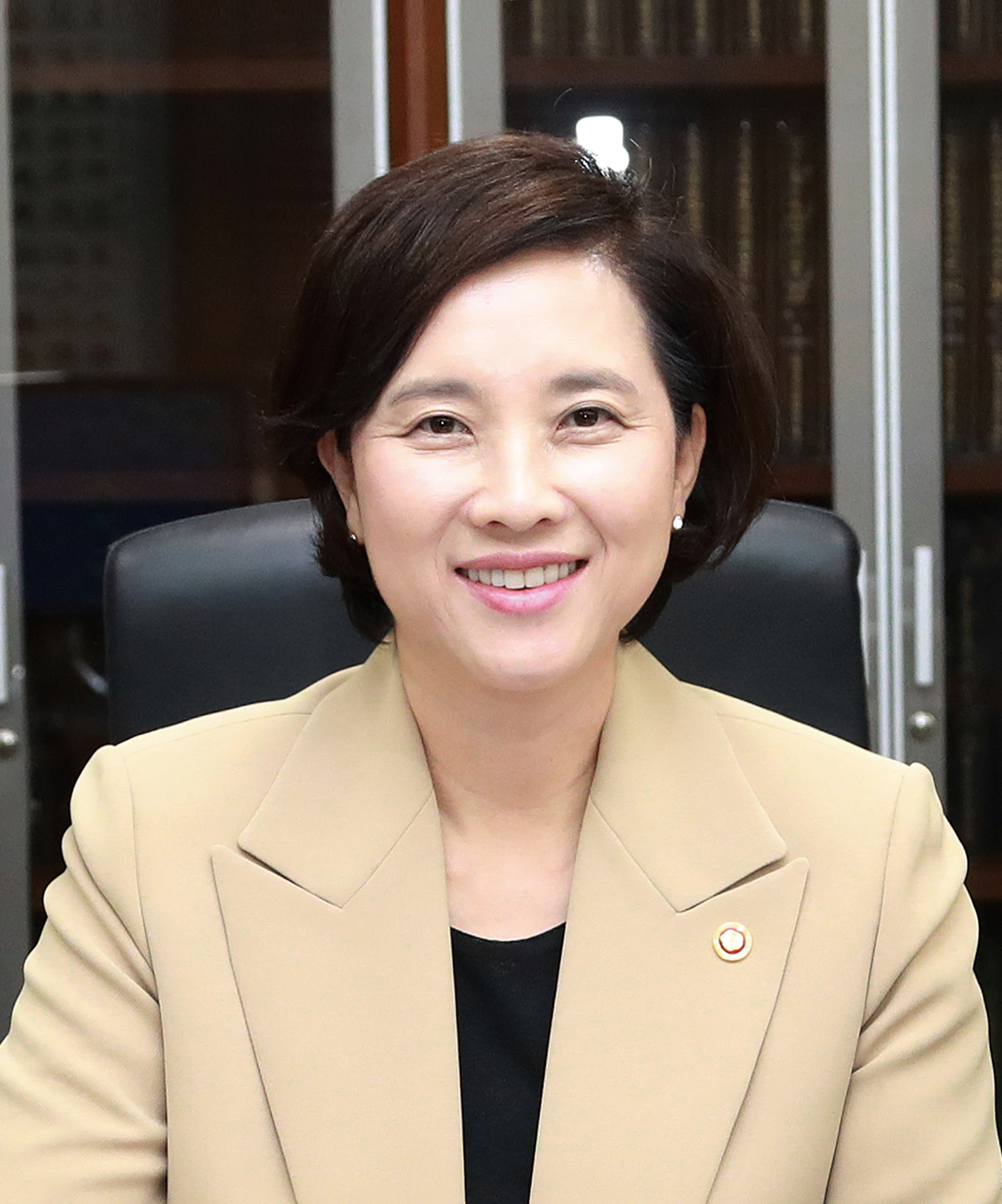 I am Yoo Eun-hye, the deputy prime minister and education minister of Korea.  2021 is called the Year of the White Cow. With the energy of white cows symbolizing abundance and diligence, I hope we will gather strength to overcome Covid-19, and be healthy and happy.   Recently, in Northeast Asia, the trend of describing history centered on their own country is spreading, and the history conflicts between countries are intensifying. In this situation, the important task that this era has given us is to protect our history and territory, to create an atmosphere of friendship and to build a peace regime in Northeast Asia.