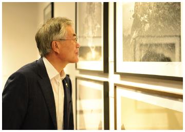 President Moon Jae-in's Visit to Kim Jung-man's Photo Exhibition