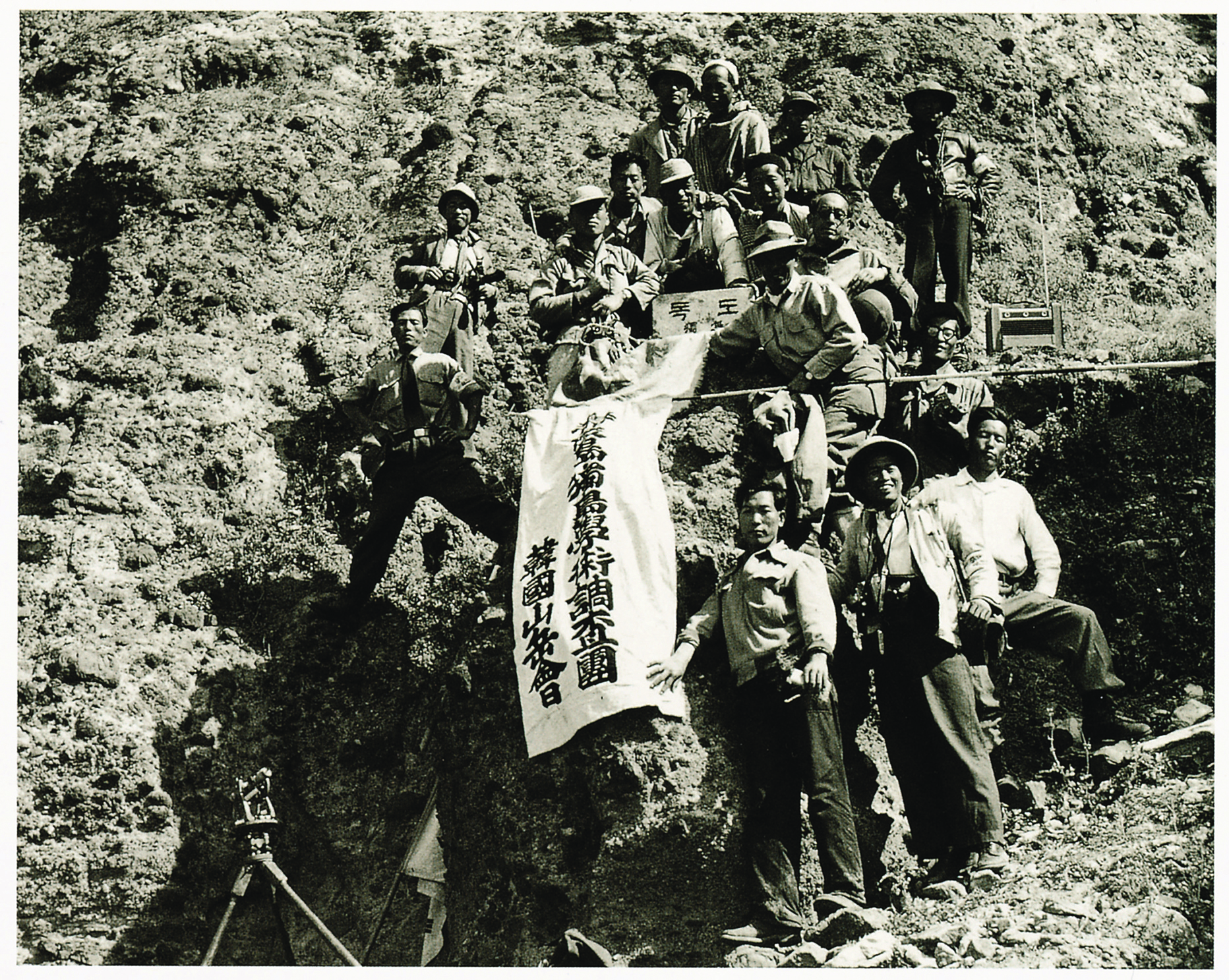 촬영 김한용 제공 한국산악회 1953년 독도에서 찍은 한국산악회 울릉도 독도학술조사단의 단체사진 제일 뒤쪽 두사람 중 왼쪽에 모자를 쓴 사람이 김연덕 선생이다