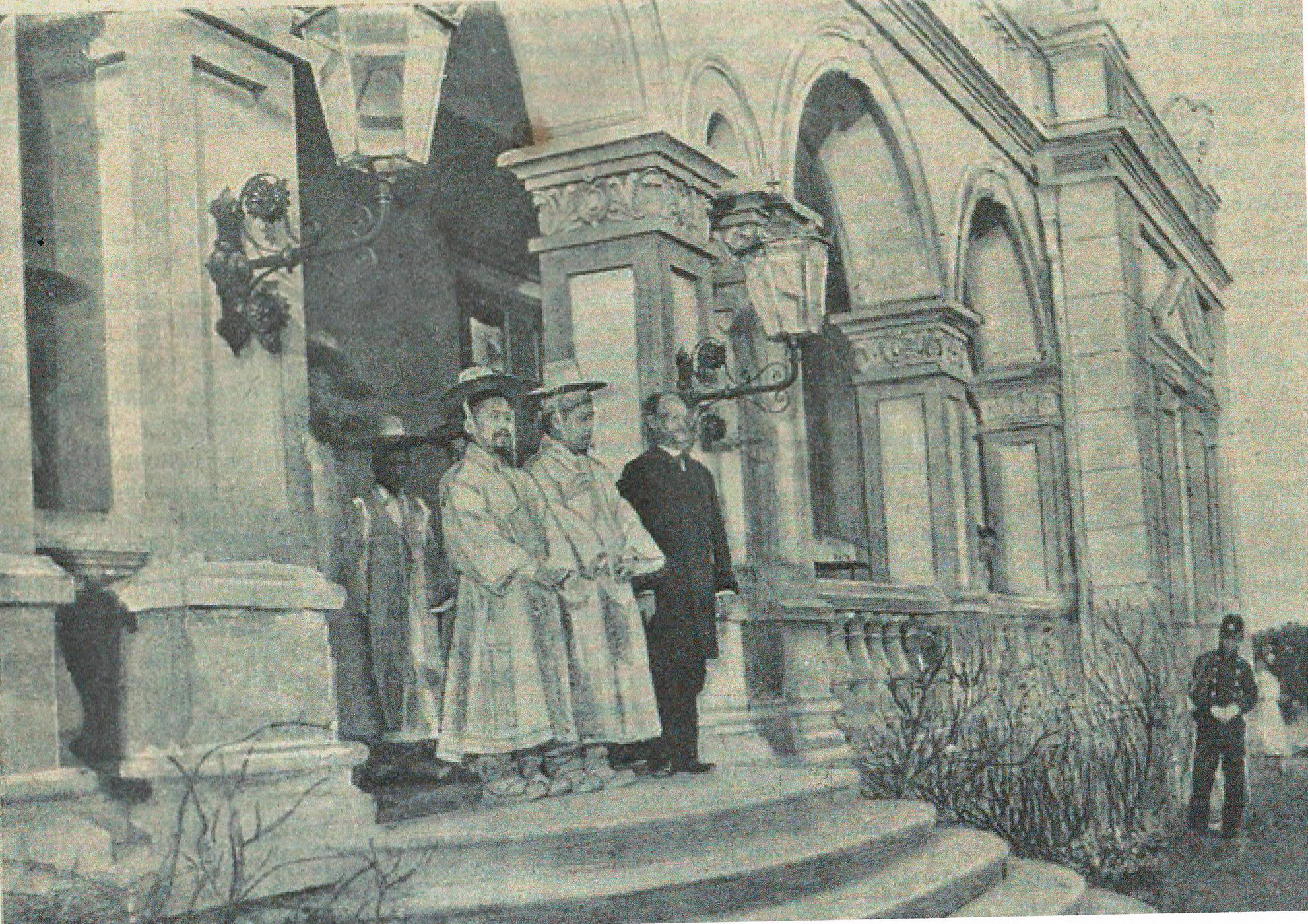 ‘Gojong’ in mourning, Crown Prince ‘Soonjong’, and Russian Minister in Joseon ‘Weber’. Three people took pictures at the entrance of the Russian Embassy.(1896)