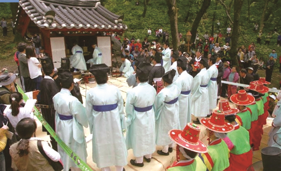 강릉단오제. 샤머니즘과 결합된 유교식 집체적인 제례의식