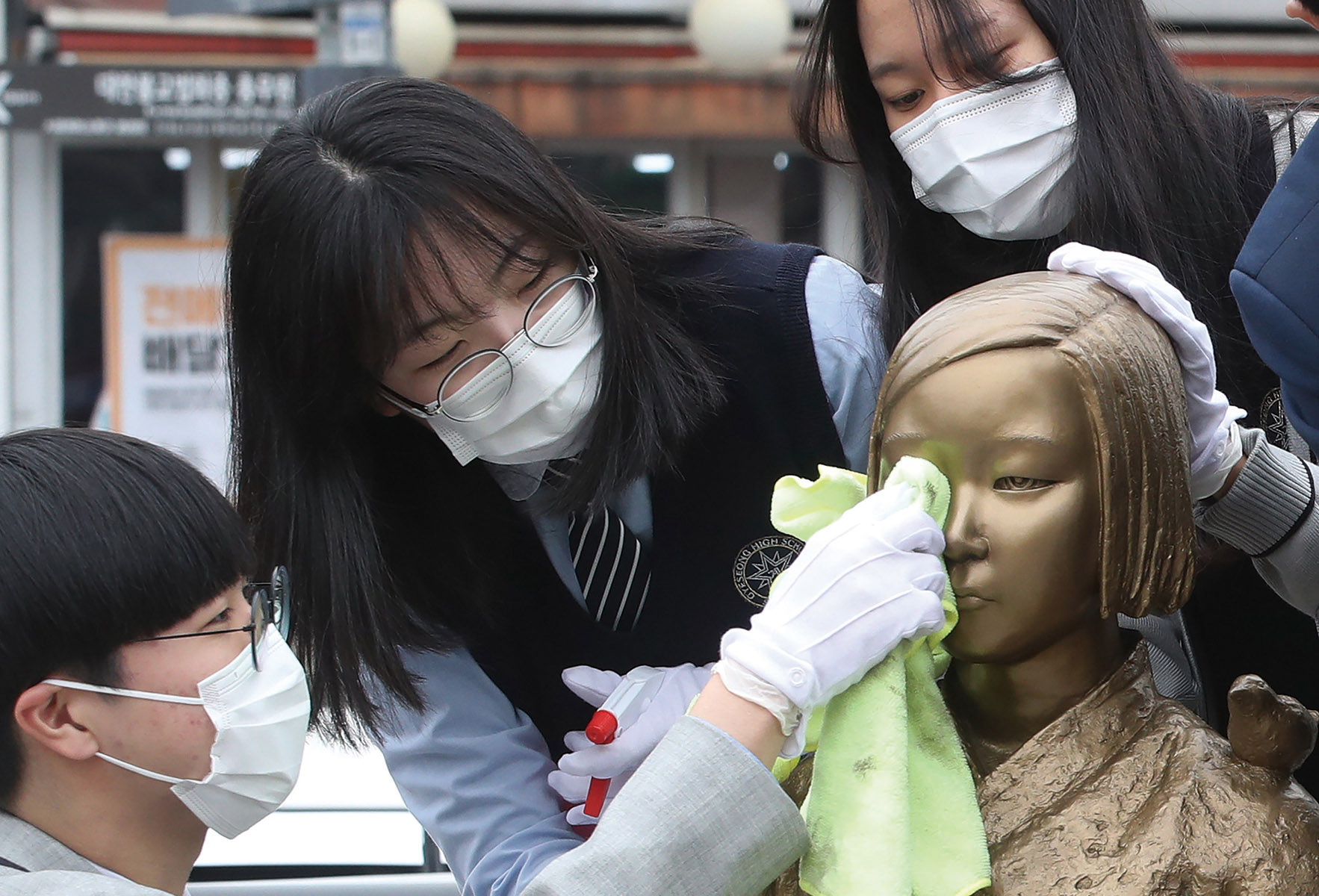 The Peace Monument cleansing ceremony On the morning of February 25, students at Gyesung High School are cleaning The Peace Monument before a protest condemning Ramseyer's absurdity in the fountain yard in Seongbuk-gu, Seoul. ⓒ Yonhap News