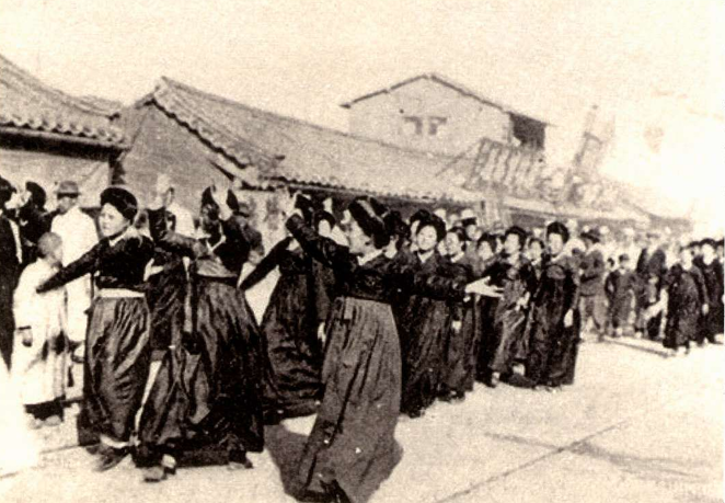 3.1운동 당시 거리에서 만세시위를 하는 여학생들